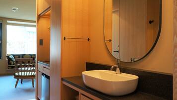 Comfort Twin Room, Non Smoking | Bathroom | Free toiletries, hair dryer, slippers, electronic bidet