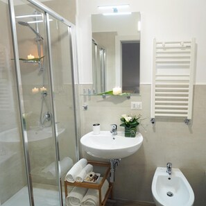 Shower, rainfall showerhead, free toiletries, hair dryer - FEMily B&B (Grumo Appula)