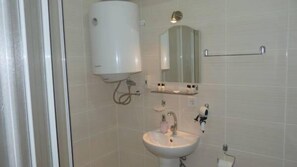 Shower, free toiletries, hair dryer, slippers - Bridge Aparts (Istanbul)