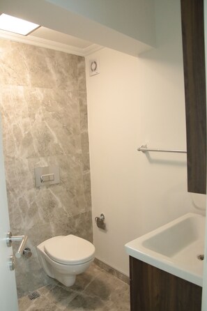 Kamar Double atau Twin | Kamar mandi | Shower, perlengkapan mandi gratis, pengering rambut, dan sandal