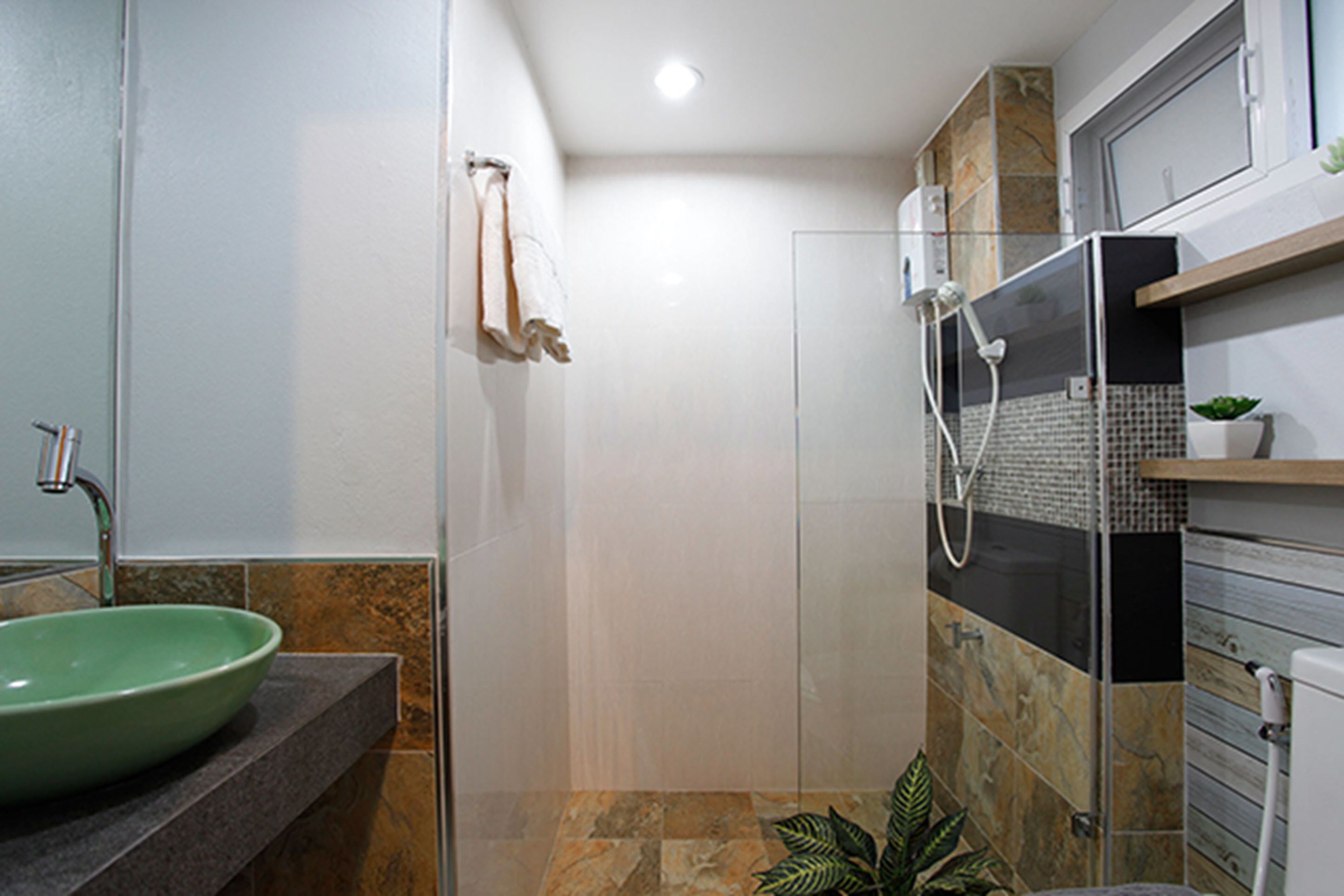 shower, free toiletries, hair dryer, towels