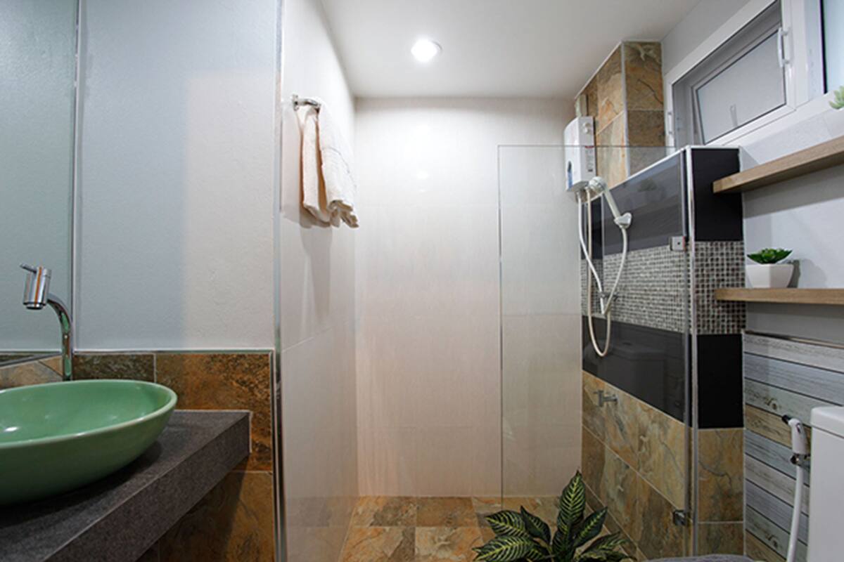 shower, free toiletries, hair dryer, towels