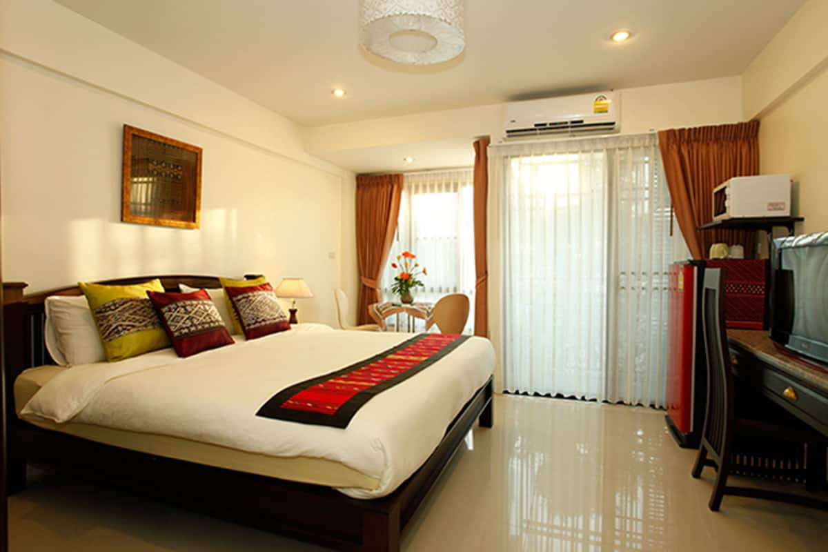 studio room | desk, blackout curtains, free wifi, bed sheets