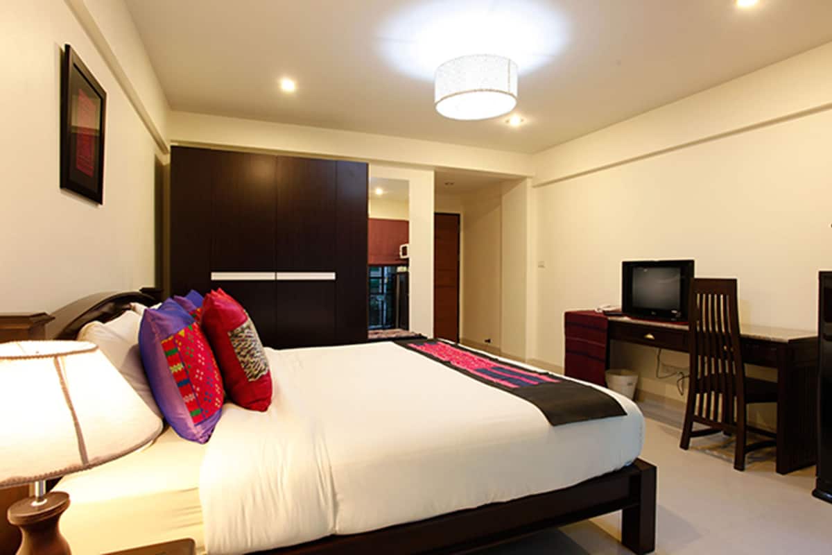 studio room | desk, blackout curtains, free wifi, bed sheets