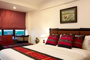 Desk, blackout curtains, free WiFi, bed sheets - The XYM Hotel (Chiang Mai)