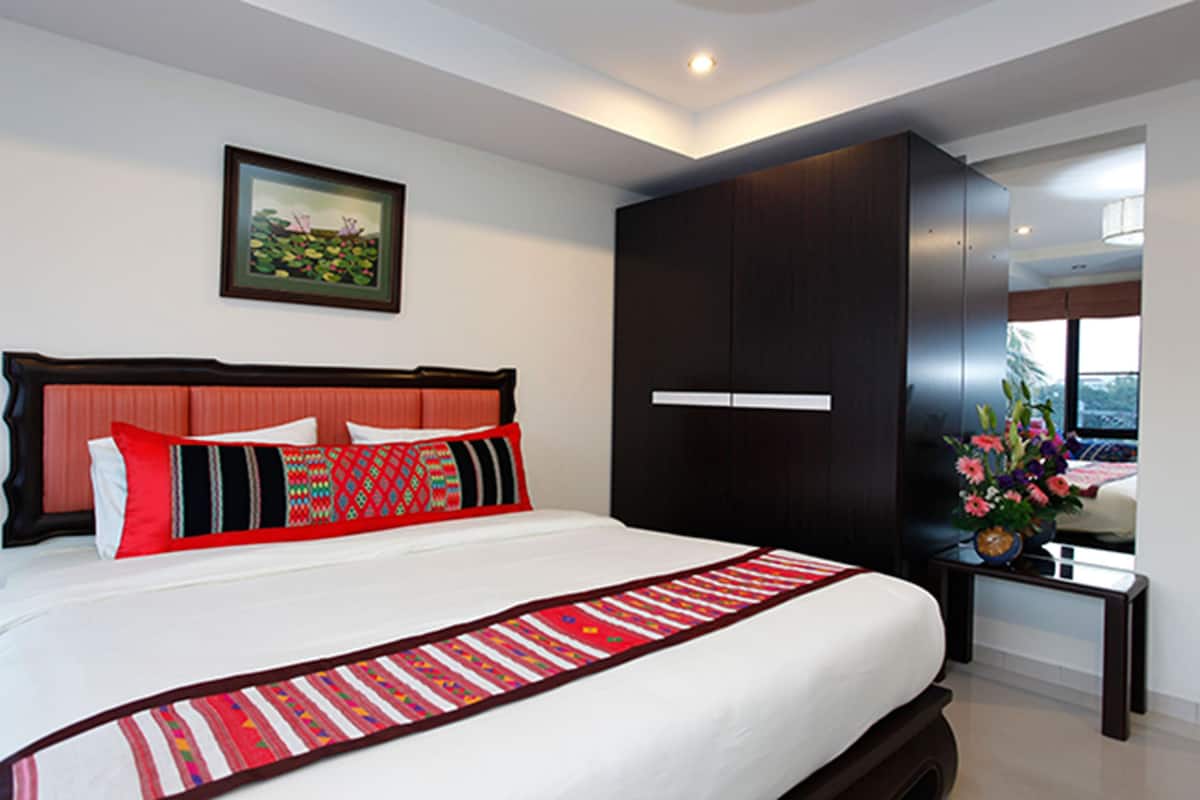 studio room | desk, blackout curtains, free wifi, bed sheets