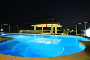 Outdoor pool, pool umbrellas, sun loungers - The XYM Hotel (Chiang Mai)