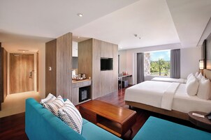 Family Suite | Minibar, in-room safe, desk, blackout drapes