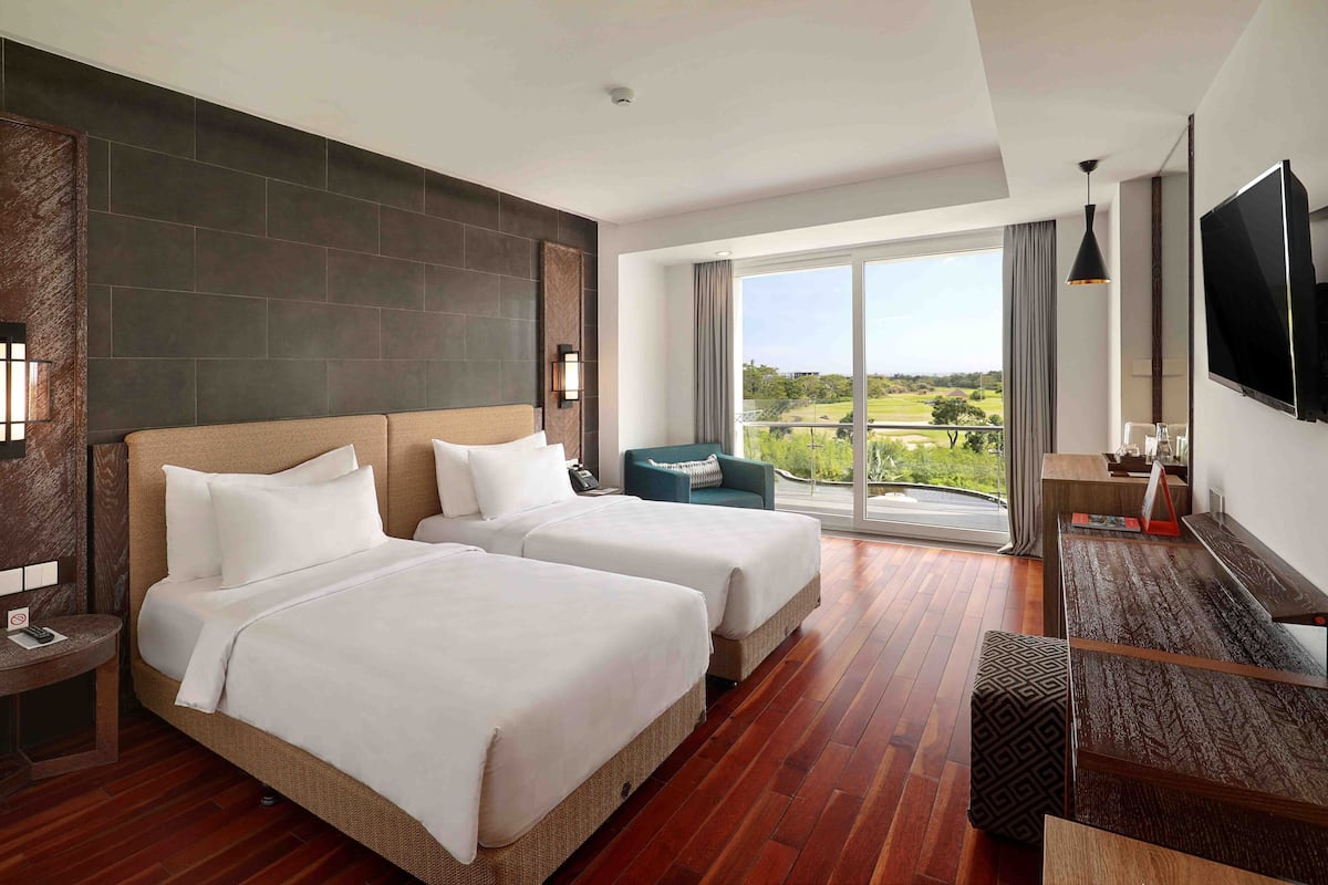 Deluxe Twin Room, Balcony | 1 bilik tidur, bar mini, peti besi dalam bilik, meja