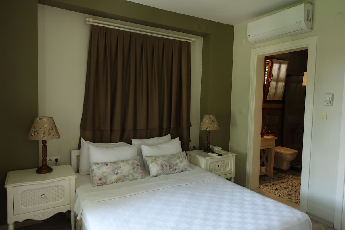 Luxury Suite | Minibar, bed sheets