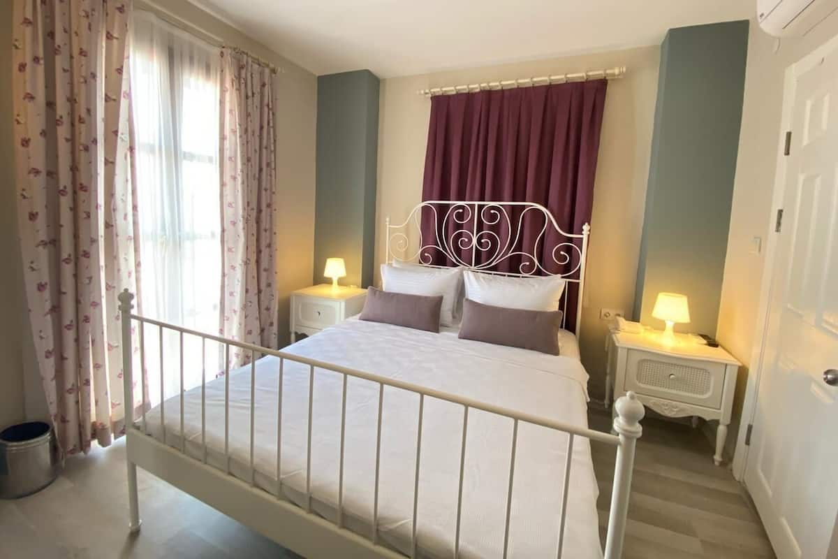 Deluxe Double Room | Minibar, bed sheets
