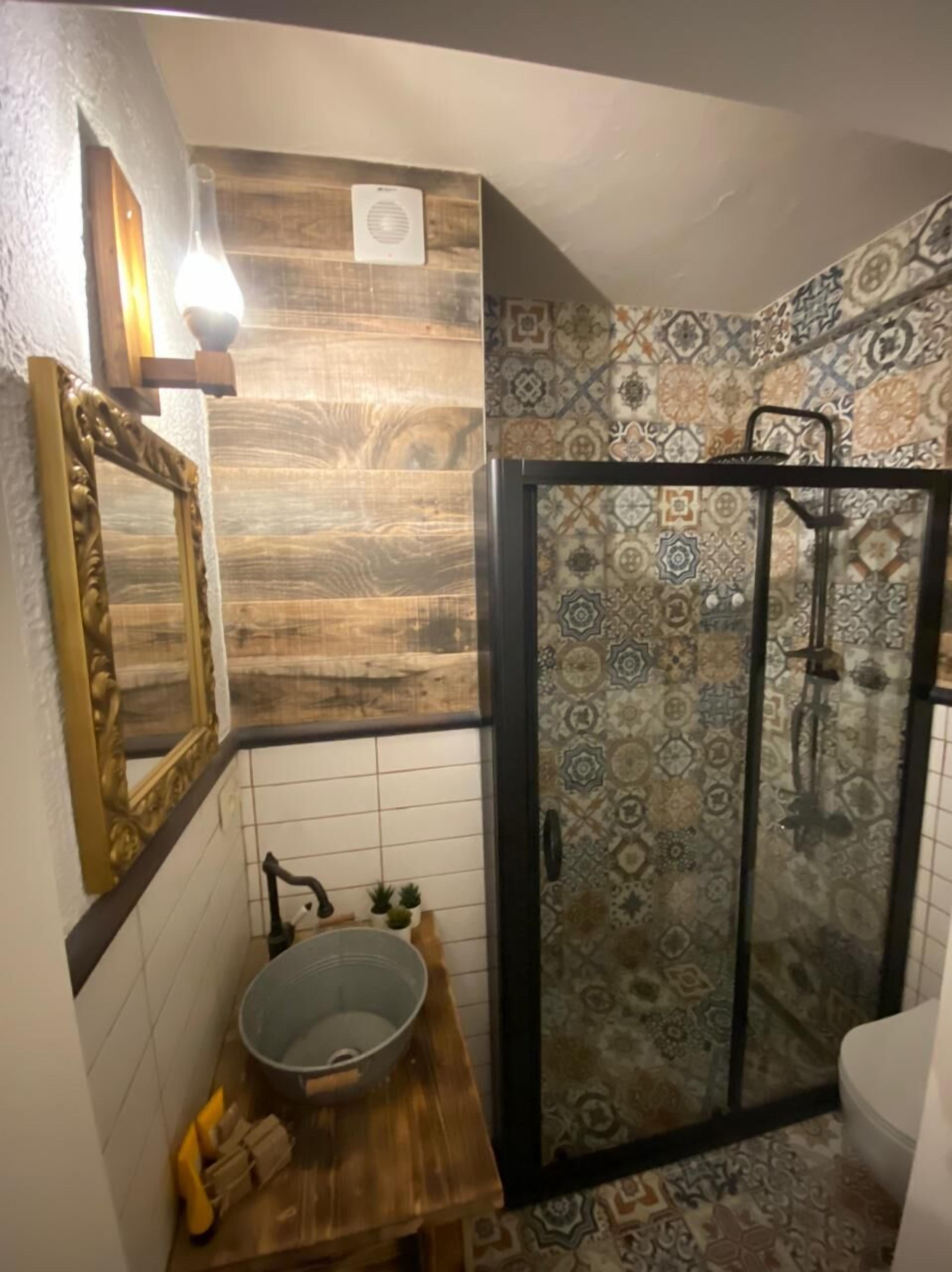 deluxe double room | bathroom | shower, free toiletries, hair dryer, slippers