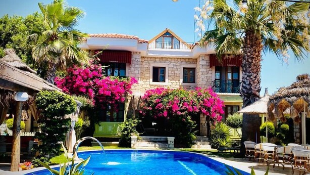 Outdoor pool, pool umbrellas, pool loungers - Tasquartas Hotel Alacati (Cesme)