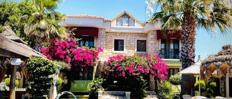 Außenpool, Sonnenschirme, Liegestühle