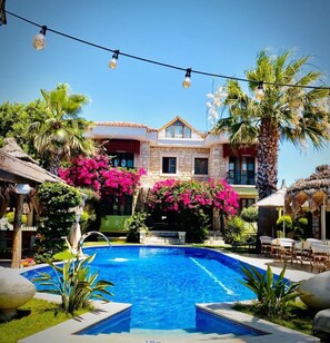 Outdoor pool, pool umbrellas, pool loungers - Tasquartas Hotel Alacati (Cesme)