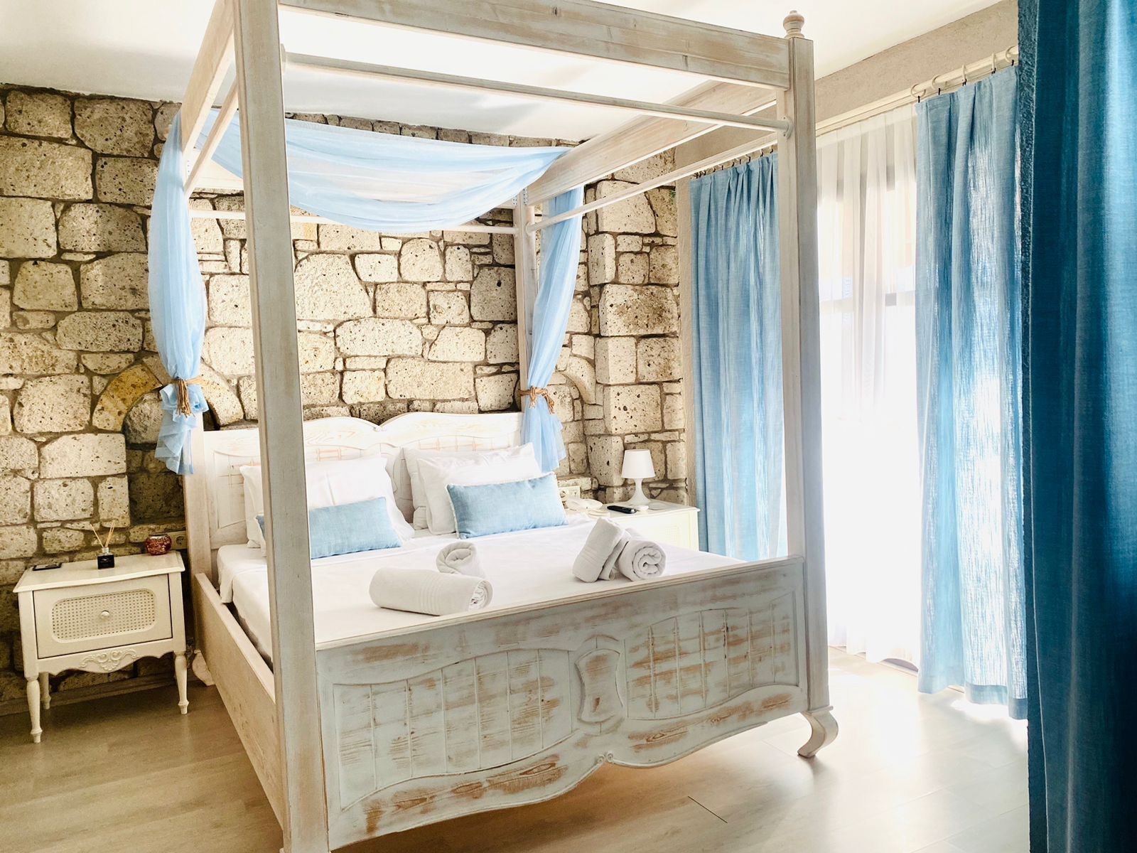 luxury double room | minibar, bed sheets