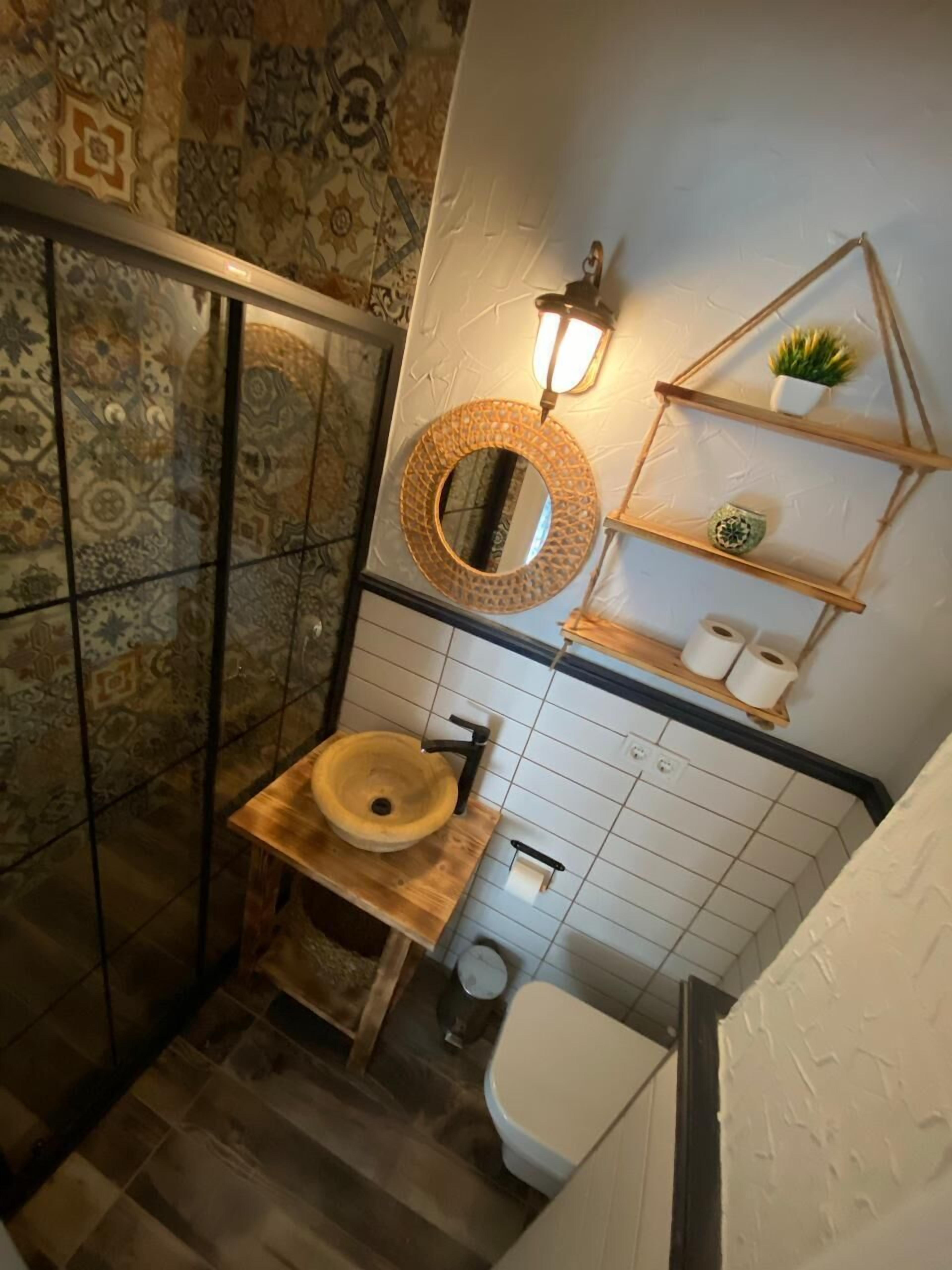 city double room | bathroom | shower, free toiletries, hair dryer, slippers