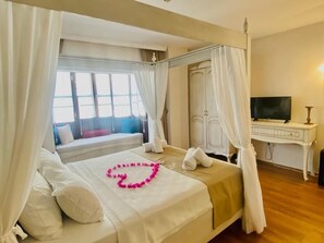 Habitación doble Confort | Minibar y ropa de cama 