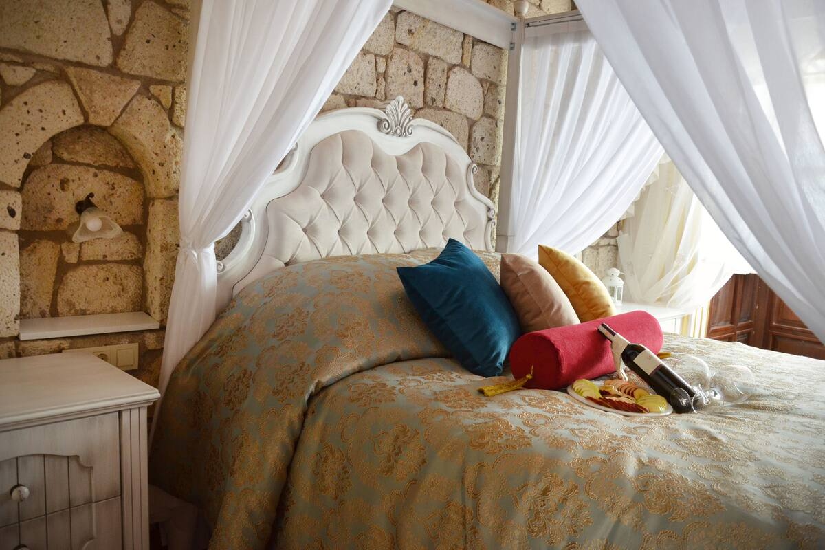 Minibar, bed sheets