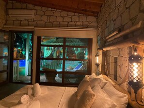 Comfort Studio Suite | Minibar, bed sheets