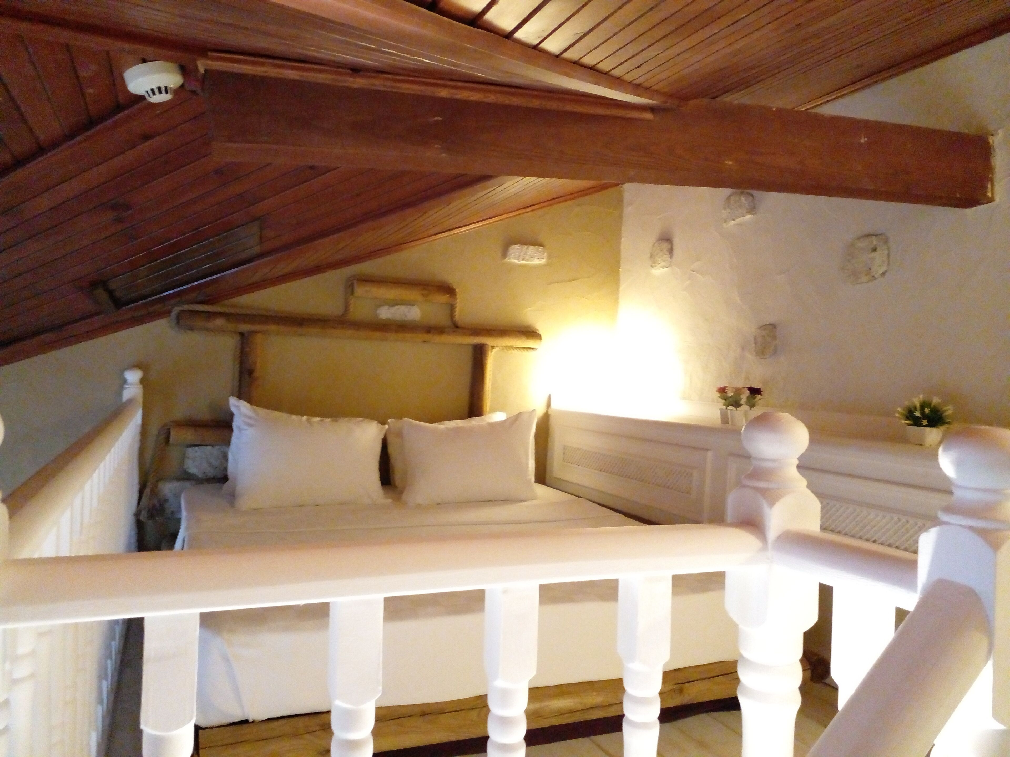 luxury penthouse, pool view | minibar, bed sheets