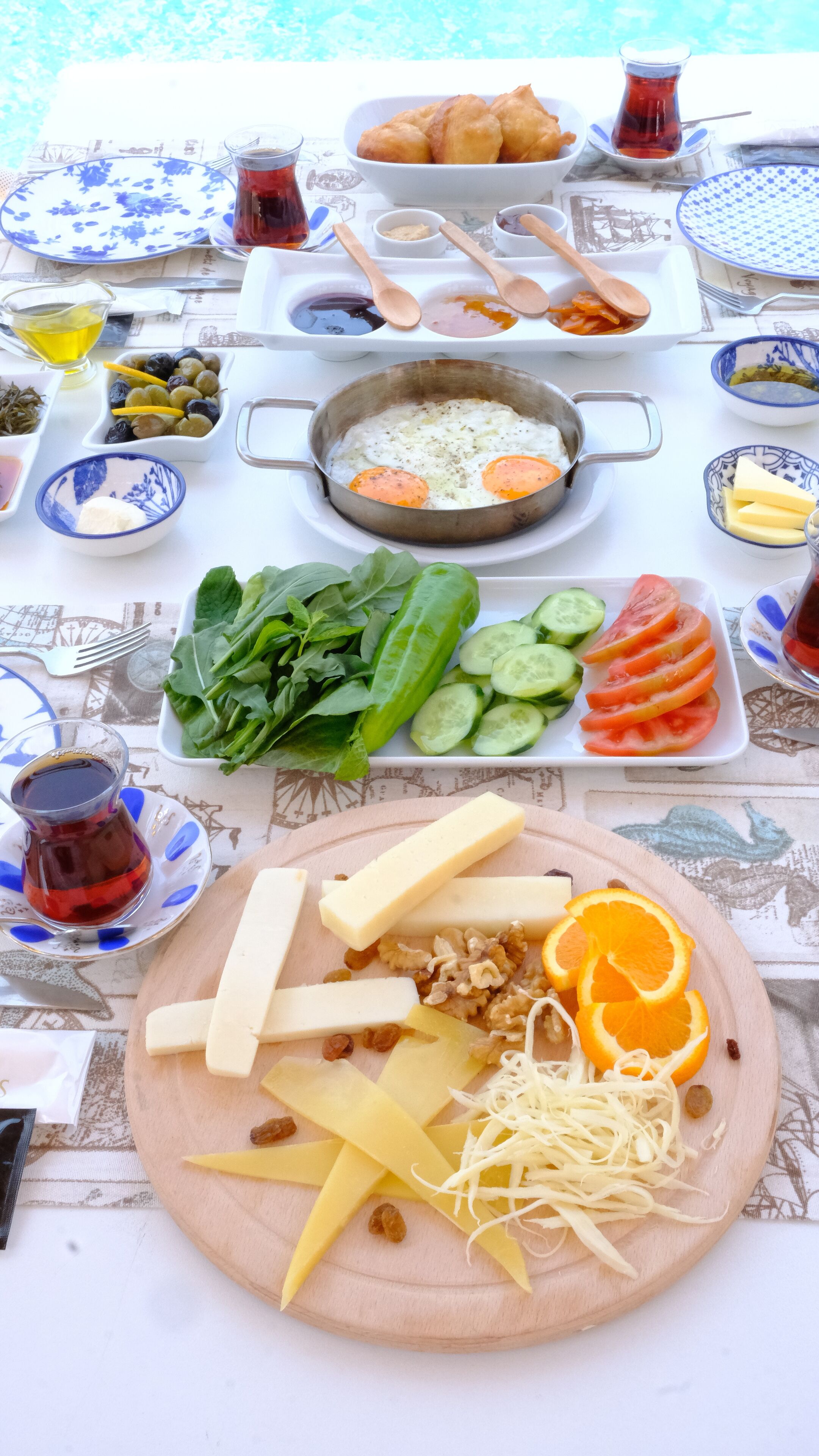 free daily full breakfast