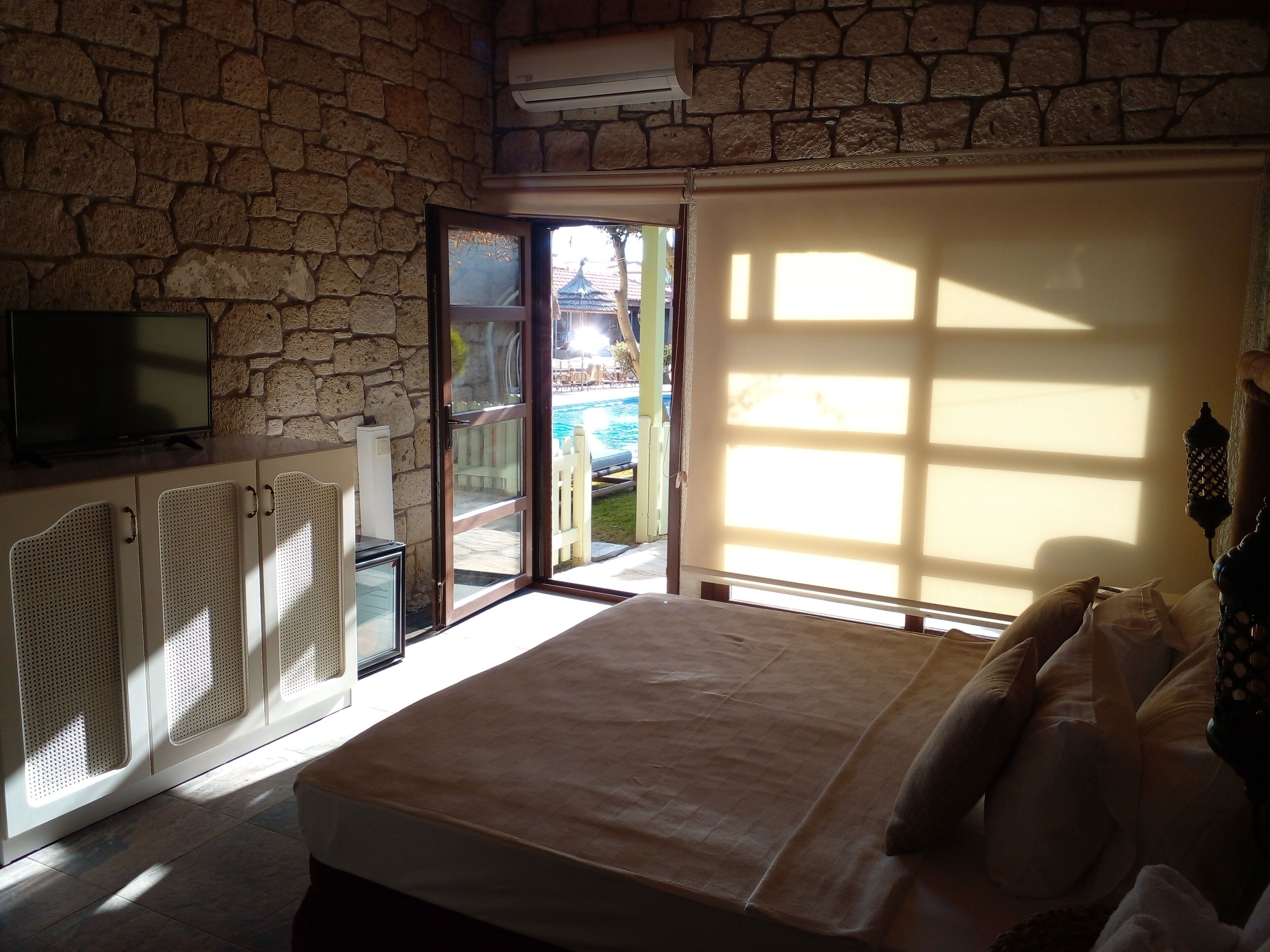 comfort studio suite | minibar, bed sheets