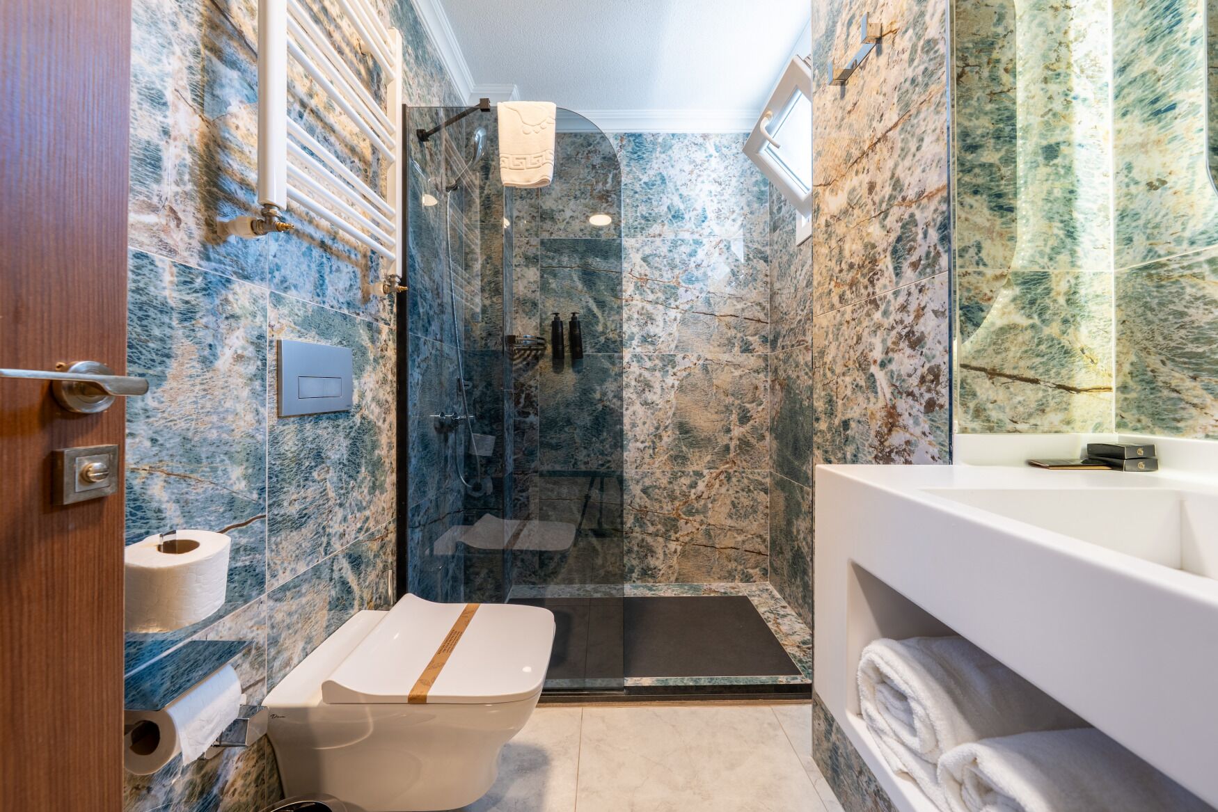 Tomannsrom – deluxe | Bad | Kombinert dusj/badekar, boblebad og dusjhode med hydromassaje