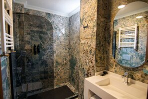 Chambre Deluxe avec lits jumeaux | Salle de bain