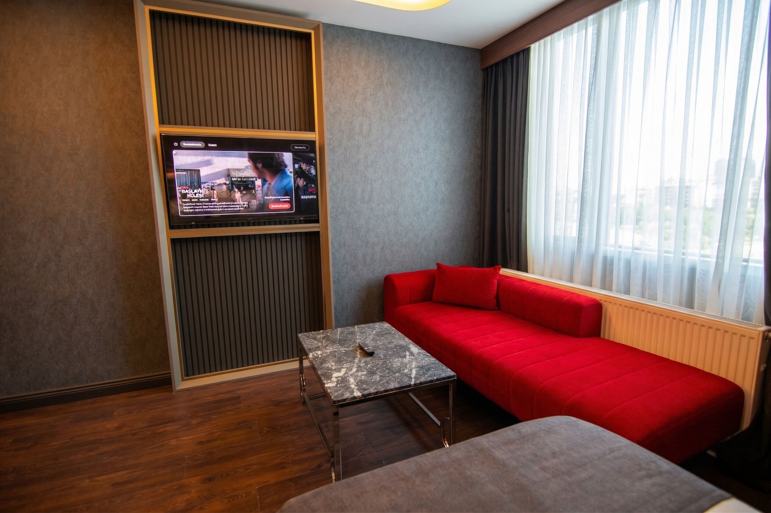 أغطية فراش متميزة وميني بار وخزنة داخل الغرفة وستائر تعتيم