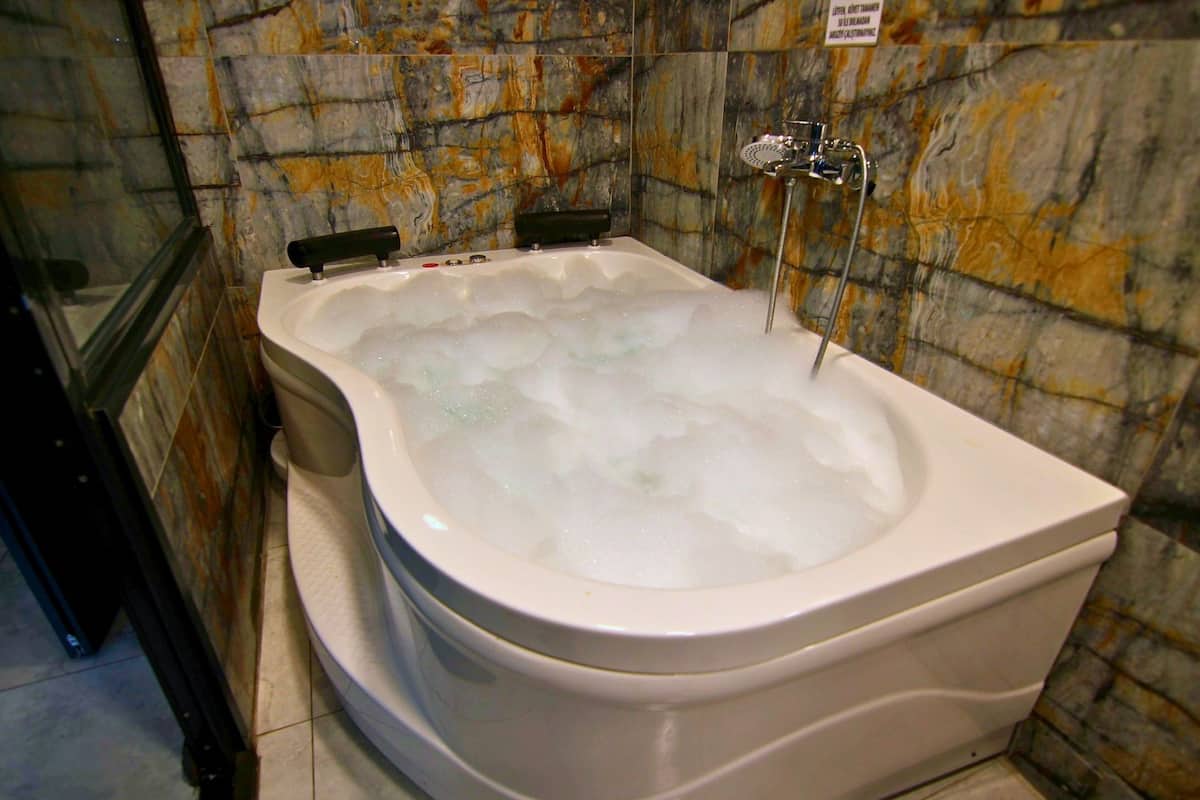 Elite Room, 1 Bedroom | Bathroom | Combined shower/bathtub, jetted bath, hydromassage showerhead