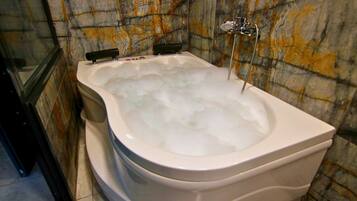 Elite Room, 1 Bedroom | Bathroom | Combined shower/tub, jetted tub, hydromassage showerhead