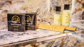 스탠다드룸, 더블침대 1개 | 욕실 | 샤워기/욕조 결합, 분사식 욕조, 수중안마 샤워기, 무료 세면용품