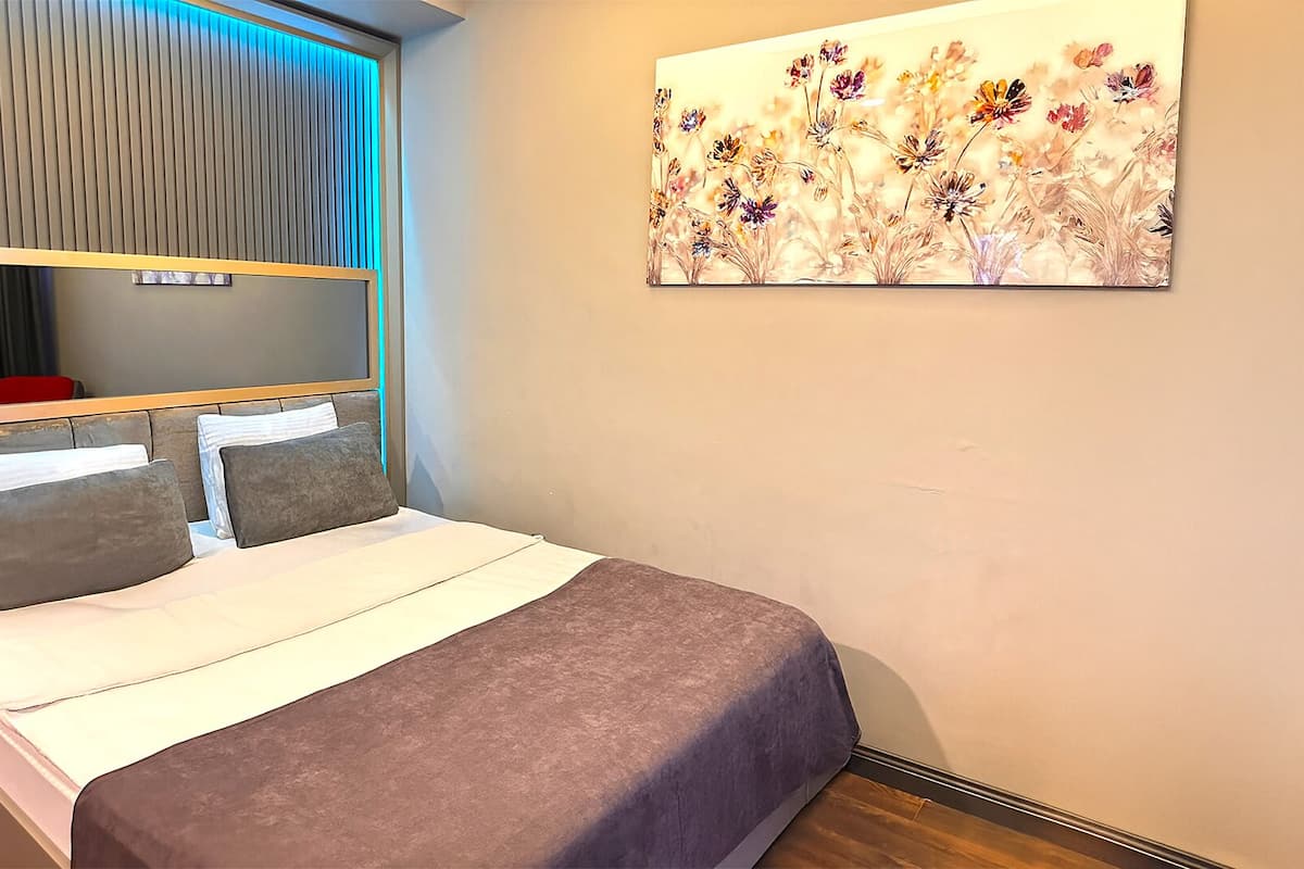 Economy Room | Premium bedding, minibar, in-room safe, blackout curtains