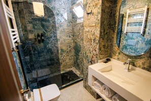 Quarto duplo luxo | Banheiro | Chuveiro/banheira combinados, banheira de hidromassagem