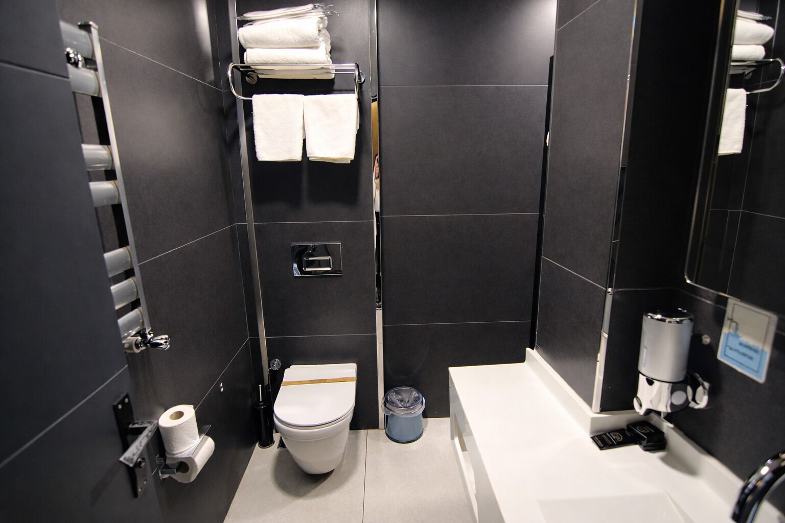 Deluxe Room, 1 Bedroom | Bathroom | Combined shower/tub, jetted tub, hydromassage showerhead