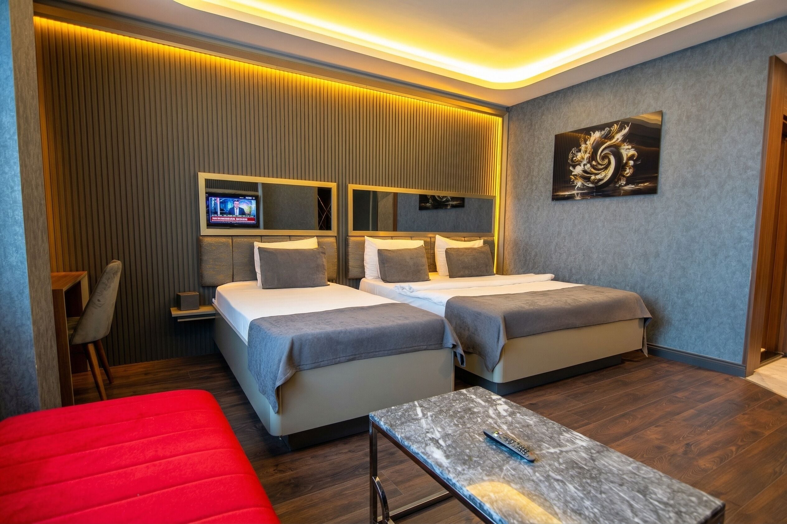 أغطية فراش متميزة وميني بار وخزنة داخل الغرفة وستائر تعتيم