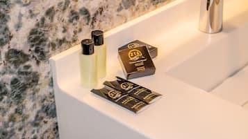 Standard Room, 1 Double Bed | Bathroom | Combined shower/tub, jetted tub, hydromassage showerhead