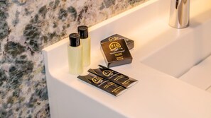 스탠다드룸, 더블침대 1개 | 욕실 | 샤워기/욕조 결합, 분사식 욕조, 수중안마 샤워기, 무료 세면용품