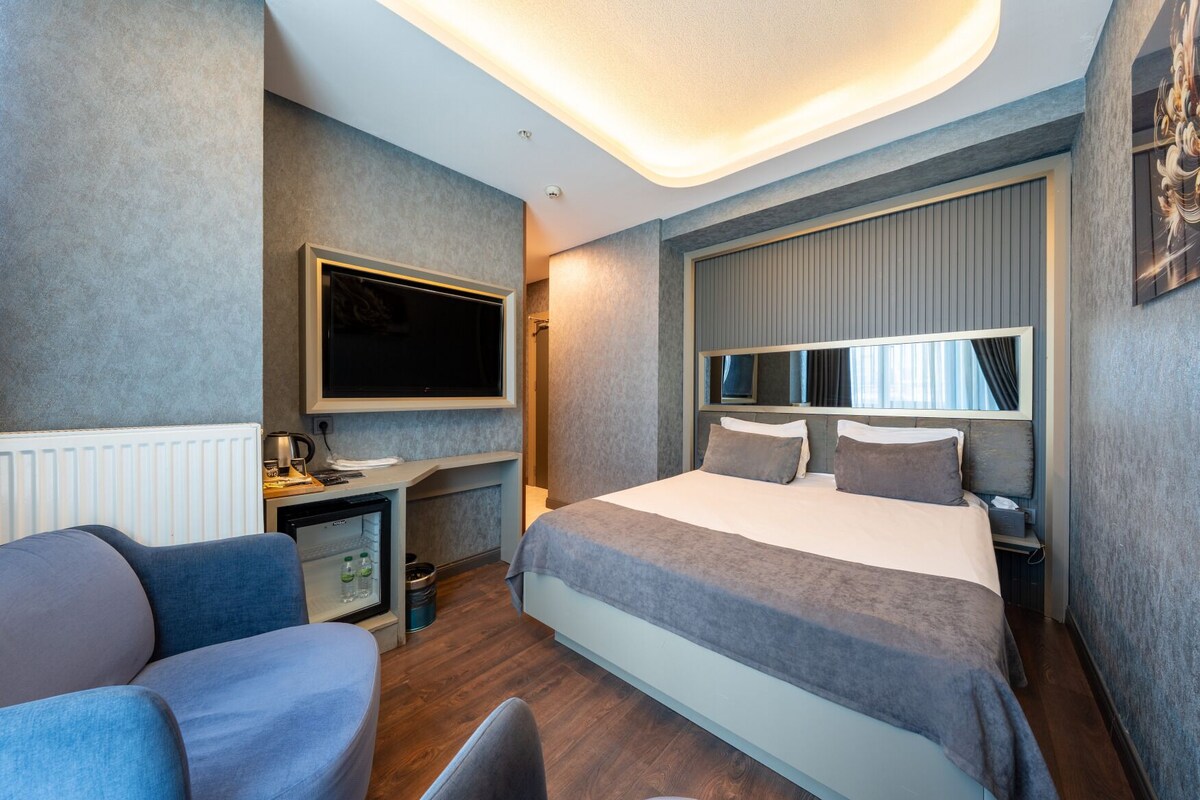 Standard Room, 1 Double Bed | Premium bedding, minibar, in-room safe, blackout drapes