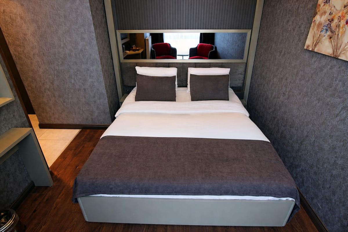 Standard Room, 1 Double Bed | Premium bedding, minibar, in-room safe, blackout drapes