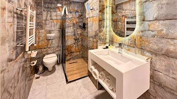 Deluxe Twin Room | Bathroom | Combined shower/tub, jetted tub, hydromassage showerhead