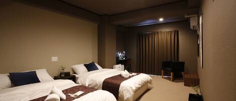 Twin Room | Desk, blackout curtains, free WiFi, bed sheets