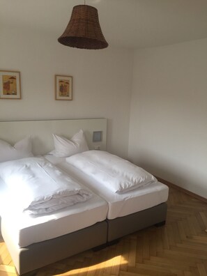 Apartment | Hypo-allergenic bedding, desk, cribs/infant beds, free WiFi
