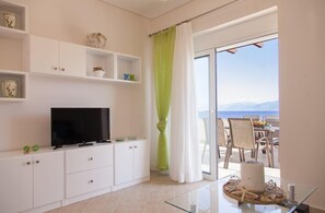 ハウス 3 ベッドルーム シービュー (2) | リビングルーム | 50 インチの液晶テレビ (衛星放送視聴可)、テレビ