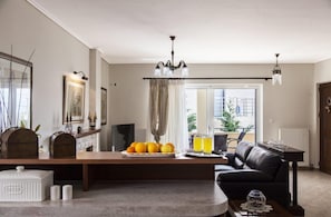 Casa, 3 habitaciones, vista al mar (1) | Área de sala de estar | Televisión LCD de 50 pulgadas con canales vía satélite y televisión 