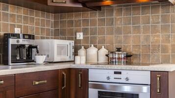 House, 3 Bedrooms, Sea View (2) | Private kitchen | Full-size fridge, microwave, oven, stovetop