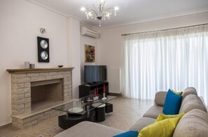 Maison, 3 chambres, vue sur la mer (2) | Salle de séjour | Téléviseur ACL de 50 po avec télévision par satellite, téléviseur