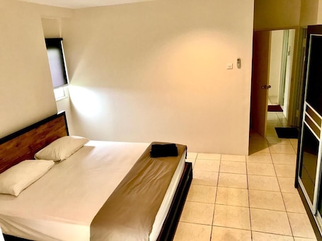 Colchones con pillow-top y espacio para trabajar con laptop . Apartment Queen Victoria Batam
