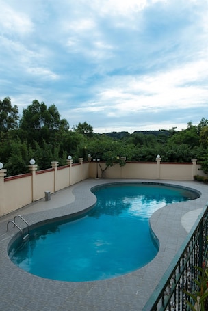 Una piscina al aire libre